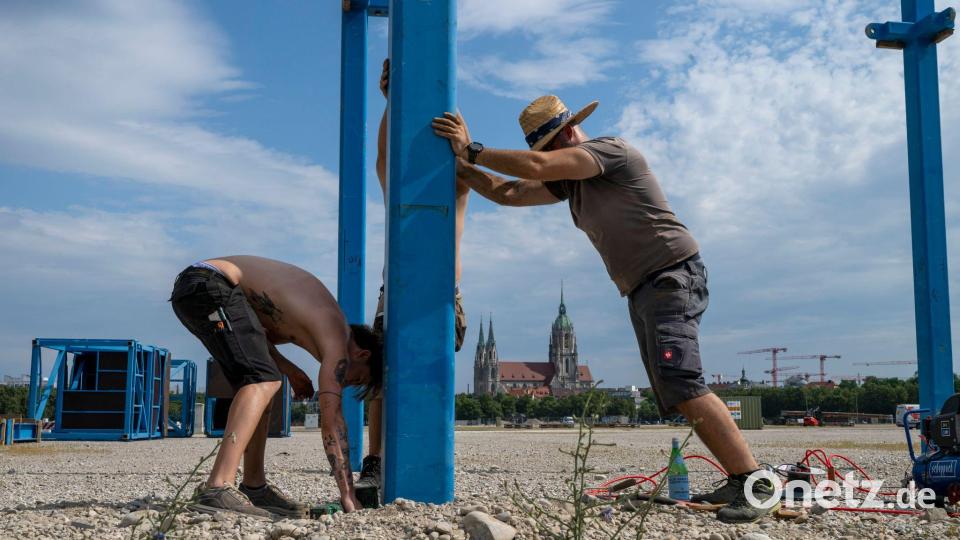 Ende Juni hat der Aufbau des Oktoberfestes begonnen. (Archivbild) Bild: Peter Kneffel/dpa