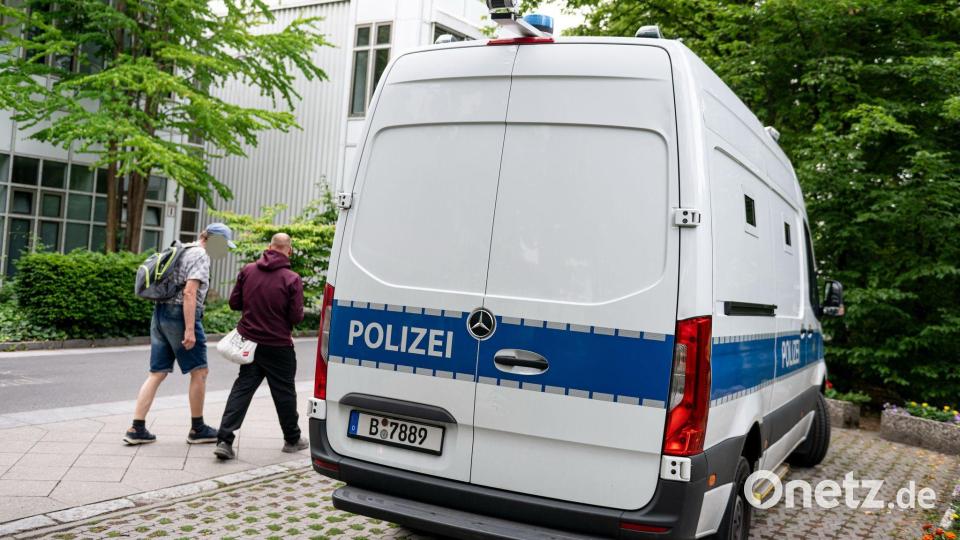 Ein Fahrzeug der Polizei steht vor dem Gebäude der Klinik. Bild: Fabian Sommer/dpa