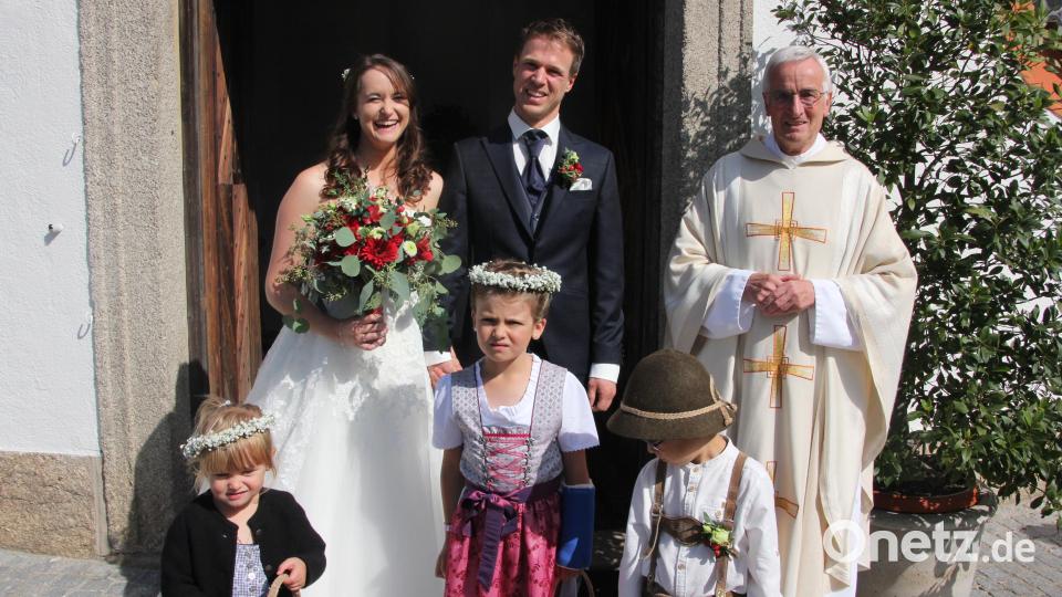Pfarrer Josef Triebenbacher kommt auch immer wieder gerne in die Heimat, so wie hier 2019 zu einer Hochzeit auf der Kappl. Bild: Konrad Rosner