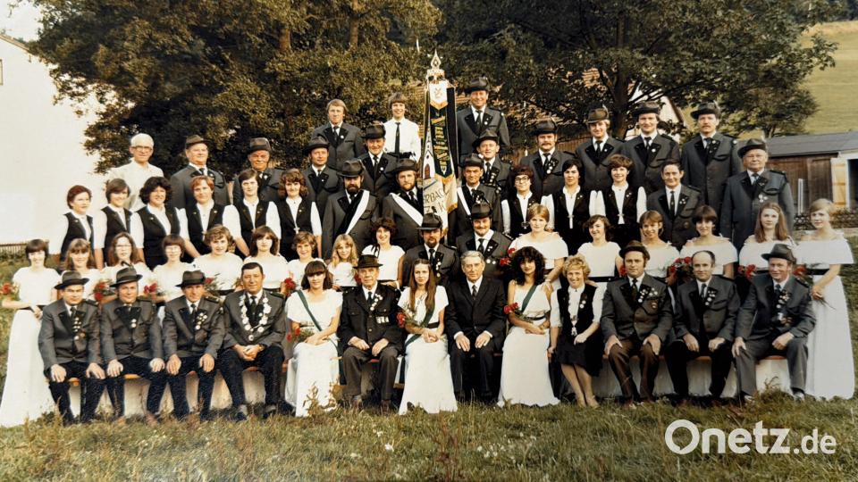 Bilder erinnern an die Fahnenweihe von 1981. Repro: Arnold Koch