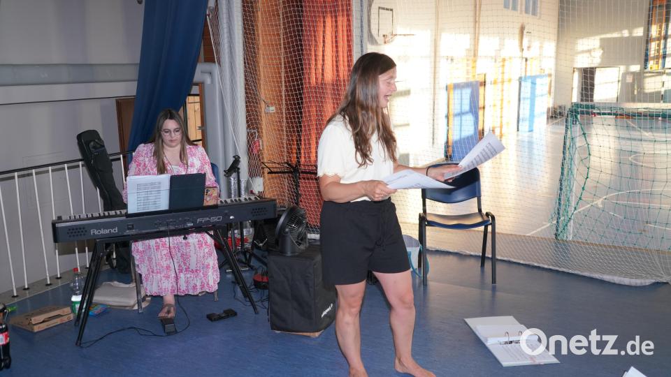Manuela Grünauer (rechts) und Annika Pankotsch (links) bei den Proben. Bild: fvo