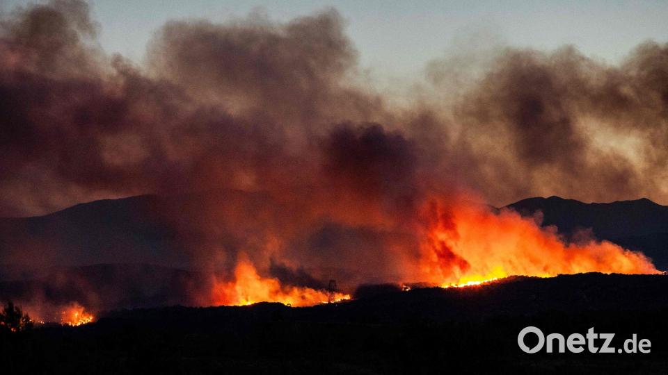 Wind, Hitze und Trockenheit fachen einen großen Brand in Südfrankreich an. Bild: Jc Milhet/AFP/dpa