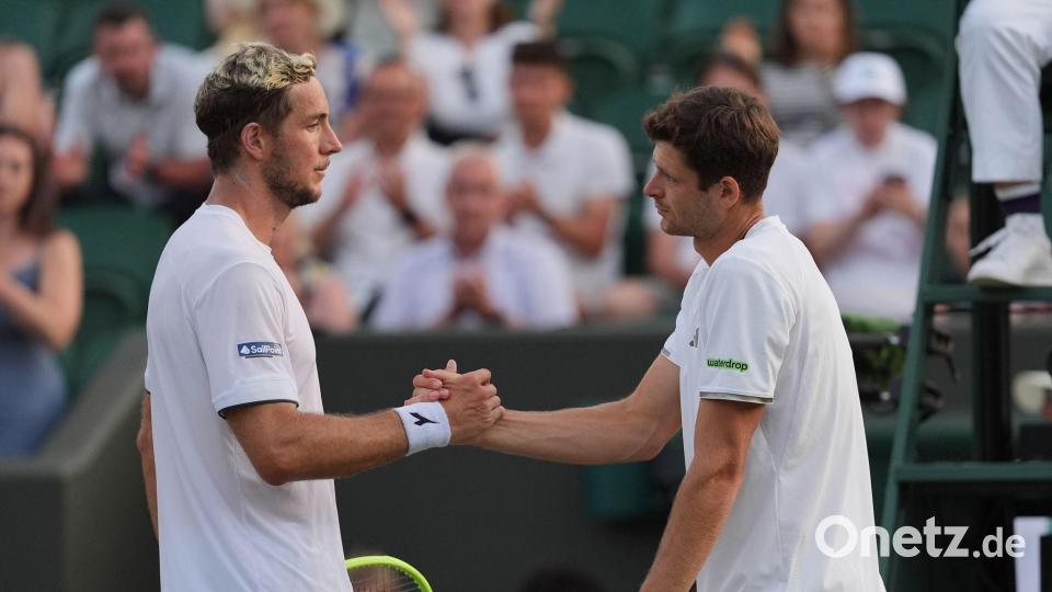 Struffs Achtelfinalgegner Hubert Hurkacz (r) gab verletzt auf. Bild: Maja Smiejkowska/AP/dpa