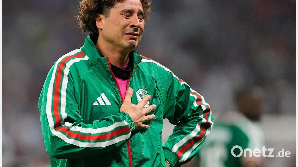Das Ende seiner Karriere: Mexikos Torhüter Guillermo Ochoa nimmt Abschied mit Tränen. Bild: Natacha Pisarenko/AP/dpa