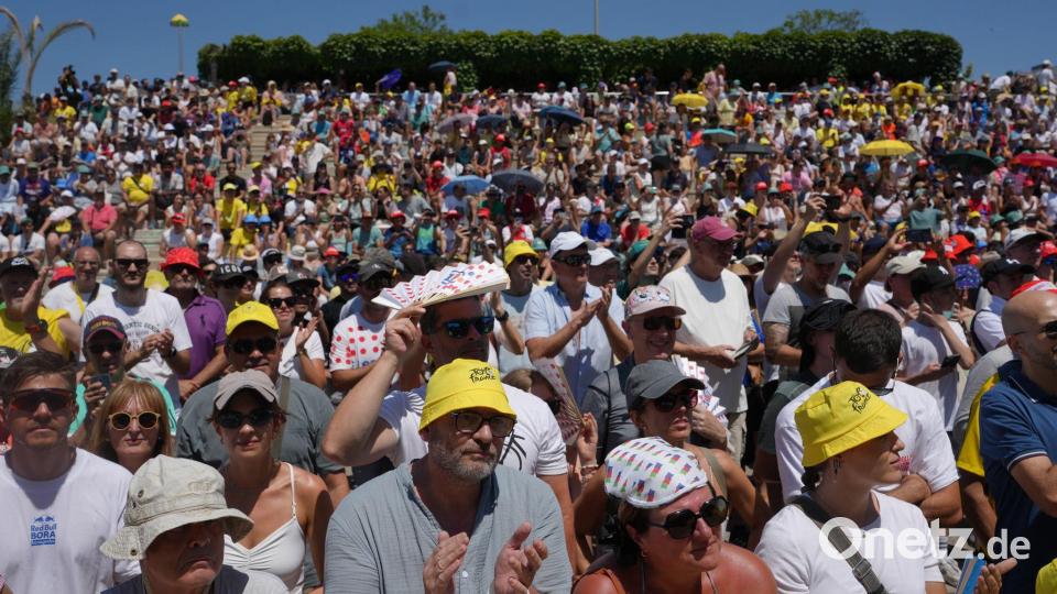 Für die Fans kann die extreme Hitze zur Gefahr werden. Bild: Thibault Camus/AP/dpa