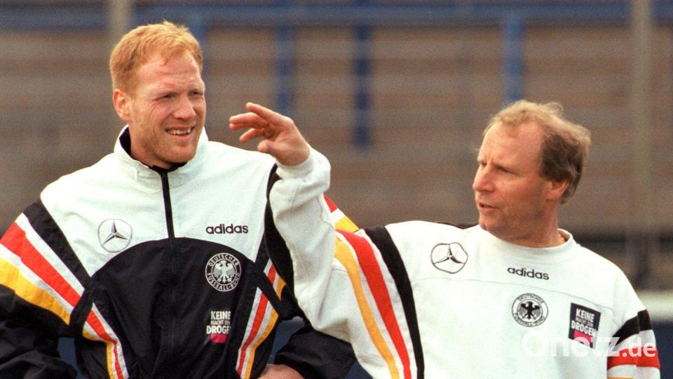 Berti Vogts (r) als Trainer von Matthias Sammer im Jahr 1996 (Archivbild). Bild: Oliver Berg/dpa