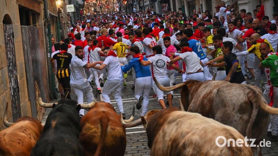 Jedes Jahr werden bei den Mutproben über die 875 Meter lange Strecke Dutzende verletzt. (Archivbild) Bild: Miguel Oses/AP/dpa