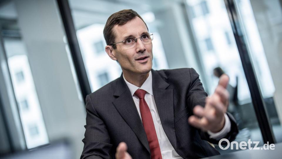 Post-Chef Tobias Meyer hält die staatliche Vorschrift, der zufolge 99 Prozent der heute eingeworfenen Briefe am vierten Werktag beim Empfänger sein müssen, für anspruchsvoll. (Archivbild) Bild: Michael Kappeler/dpa