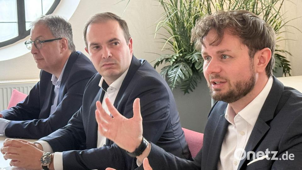 Klinikvorstand Ralph Junghans (Mitte) mit Klinikdirektor Tim Egger (rechts) und Sprecher Friedrich Peterhans. Bild: Gabi Schönberger