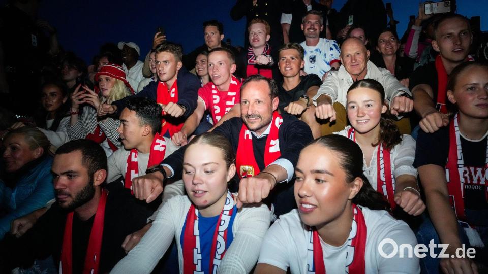 In Oslo feierte Kronprinz Haakon (M) mit seinen Landsleuten. Bild: Javad Parsa/NTB Scanpix/AP/dpa