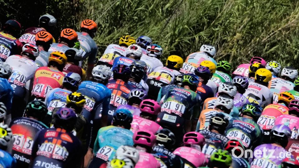 Das Peloton rollt durch die Hitze. Bild: Mosa'ab Elshamy/AP/dpa