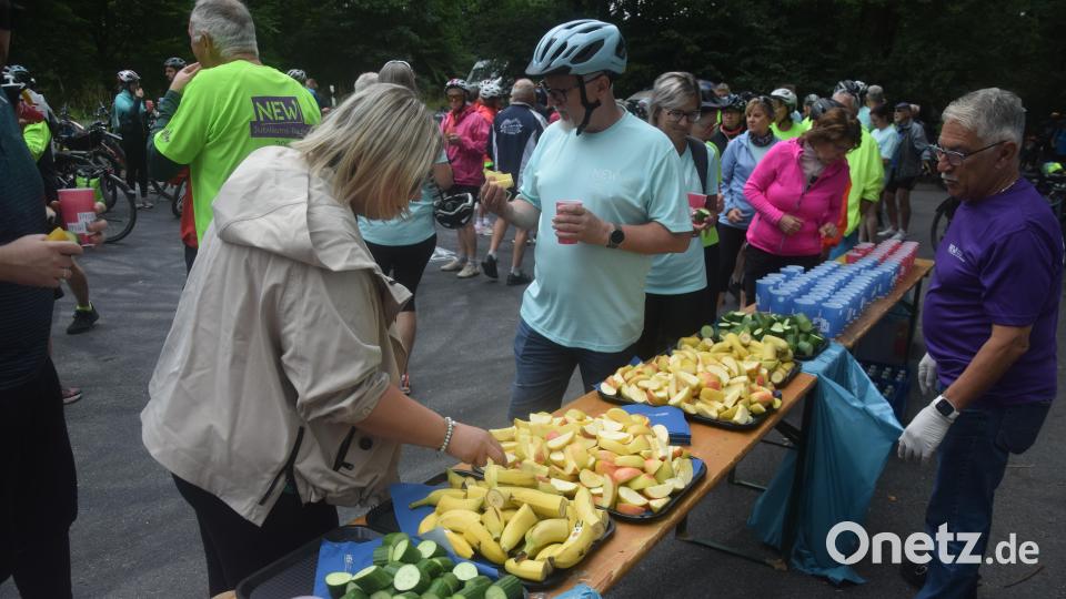 Obstbuffet vormittags und nachmittags bei den Stopps. Bild: Ernst Frischholz