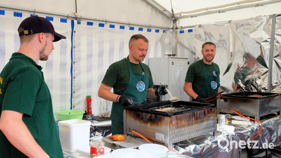 Routinierte Teams an den verschiedenen Essensstationen, wie hier in der Dotschbraterei, sorgen beim Fischerfest für einen reibungslosen Ablauf. Bild: Sylvia Wallinger