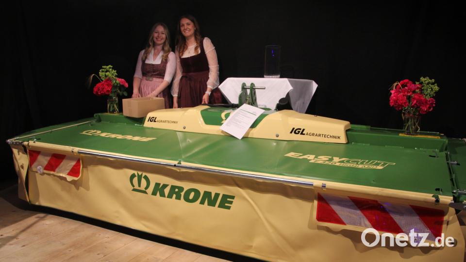 Höhepunkt des alle drei Jahre stattfindenden Hoffests des Agrarservice Rubenbauer aus Griesbach war die Verlosung für den guten Zweck. Der Hauptgewinn war ein Frontmähwerk im Wert von 17.500 Euro. Bild: Konrad Rosner
