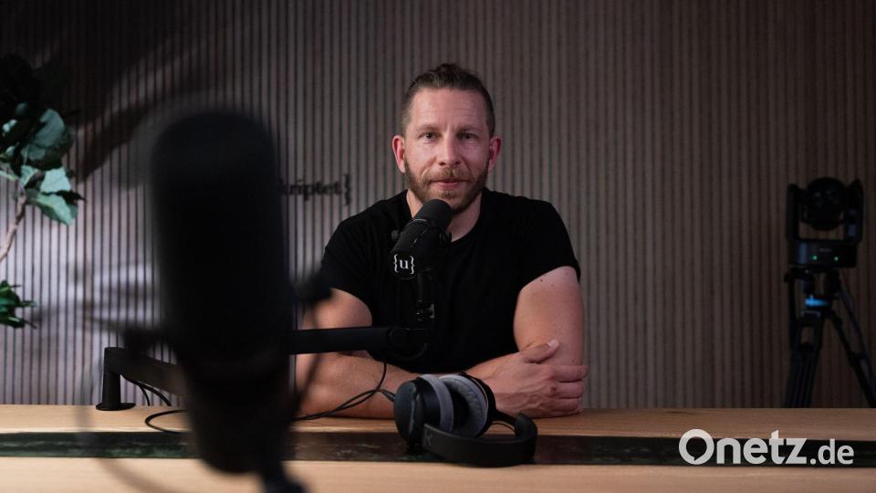 Berndt nimmt mitunter zwei Podcasts an einem Tag in seinem Studio in einem Kölner Vorort auf (Archivbild). Bild: Rolf Vennenbernd/dpa
