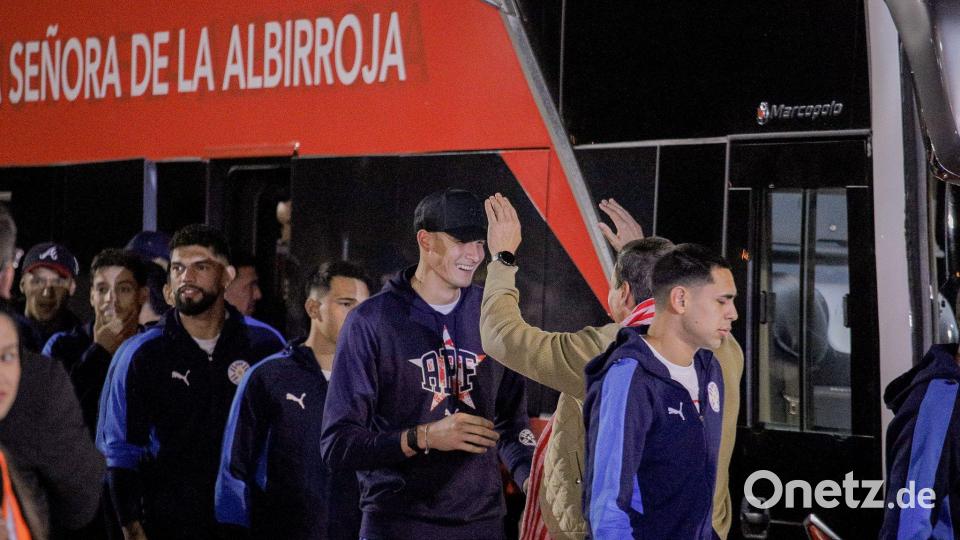 Paraguays Präsident Santiago Peña begrüßt die Fußball-Nationalmannschaft seines Landes am Flughafen von Asunción. Bild: Nath Aguilar/dpa