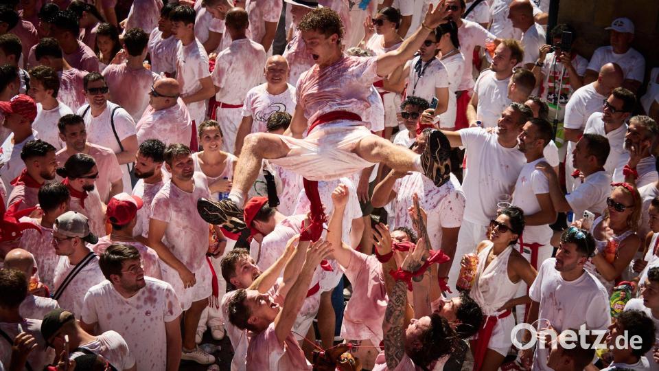 Ausgelassen feiern die Menschen kurz vor dem Chupinazo beim San-Fermín-Fest 2026 auf der Plaza del Ayuntamiento. Der Chupinazo ist der offizielle Beginn der San-Fermín-Feierlichkeiten, Bild: Eduardo Sanz/EUROPA PRESS/dpa