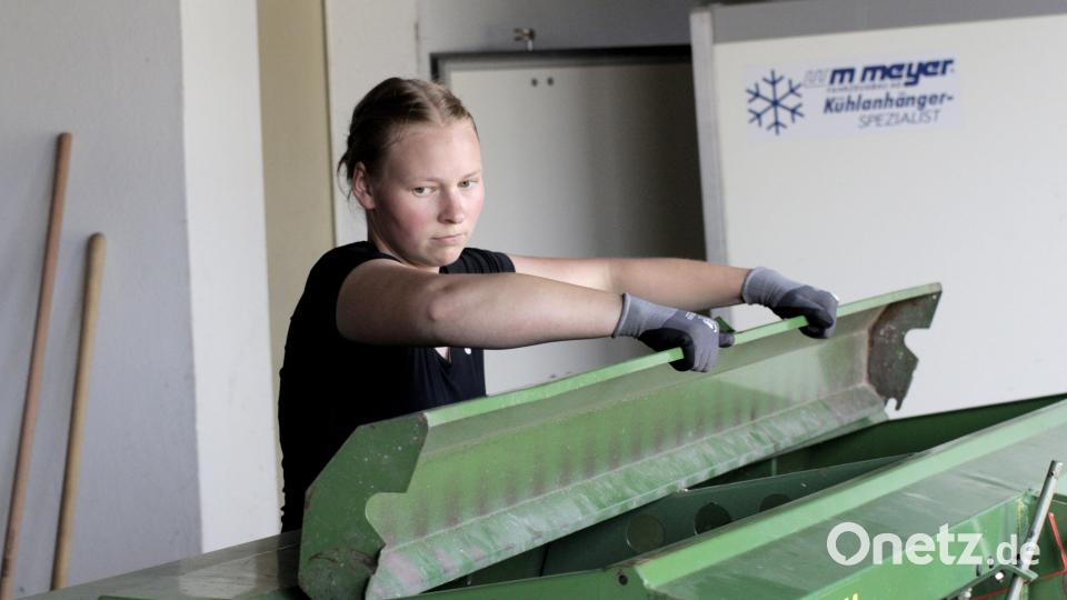 Zur Prüfung gehört auch der Umgang mit der Sämaschine. Bild: Ralph Würschinger