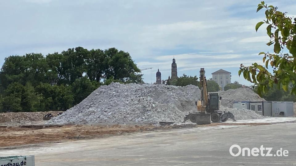 Freie Sicht auf Martins- und Georgskirche sowie die OTH. Ein ungewohntes Bild, das sich erst mit dem Abbruch des Real-Marktes auftut. Bild: Andreas Ascherl