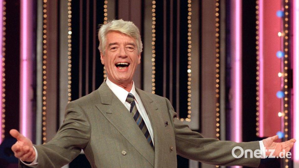 Anders als viele andere Fernsehmoderatoren konnte Rudi Carrell auch singen und platzierte mehrere große Hits (Archivbild). Bild: Hermann Wöstmann/dpa