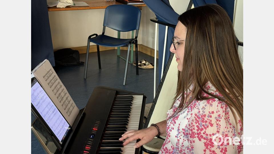 Annika Pankotsch am E-Piano. Sie ist Grünauers "rechte Hand". Bild: fvo