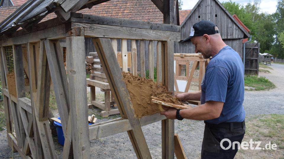 Ein Museumshandwerker zeigt die fachgerechte Ausführung einer Lehmausfachung. Bild: Richard Braun
