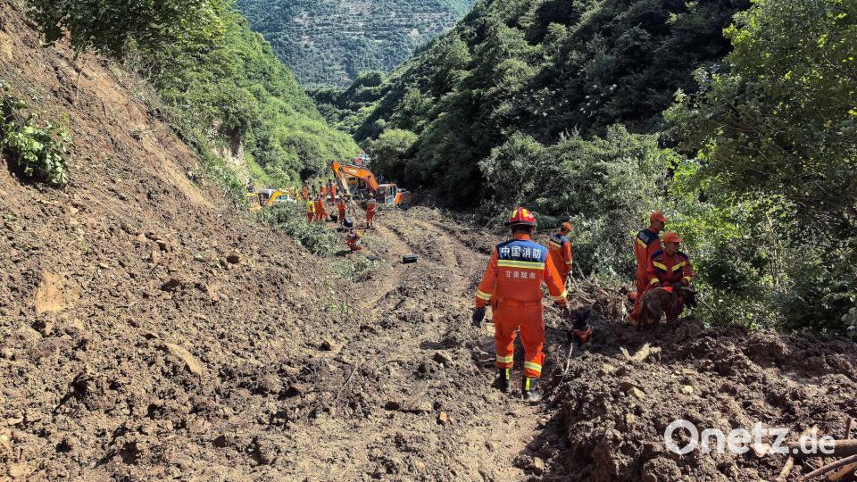 Helfer suchten in Ganzu nach einem Erdrutsch nach Vermissten. Bild: ---/XinHua/dpa