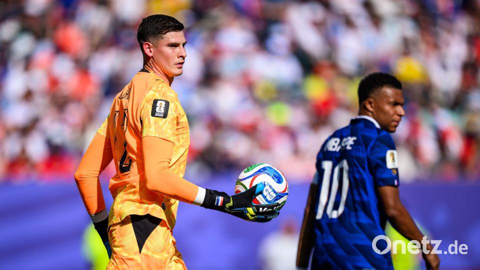 Paraguays Orlando Gill (l.) und Kylian Mbappé im hitzigen WM-Achtelfinale. (Archivbild) Bild: Tom Weller/dpa