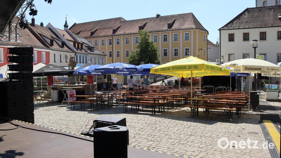 Pflaster und Beton, aber kein natürlicher Schatten: Am Altstadtfest-Samstag um 15 Uhr war der Luitpoldplatz zwar voll bestuhlt, aber trotzdem menschenleer – die Hitze in der Innenstadt war unerträglich. Bild: Martin Franitza