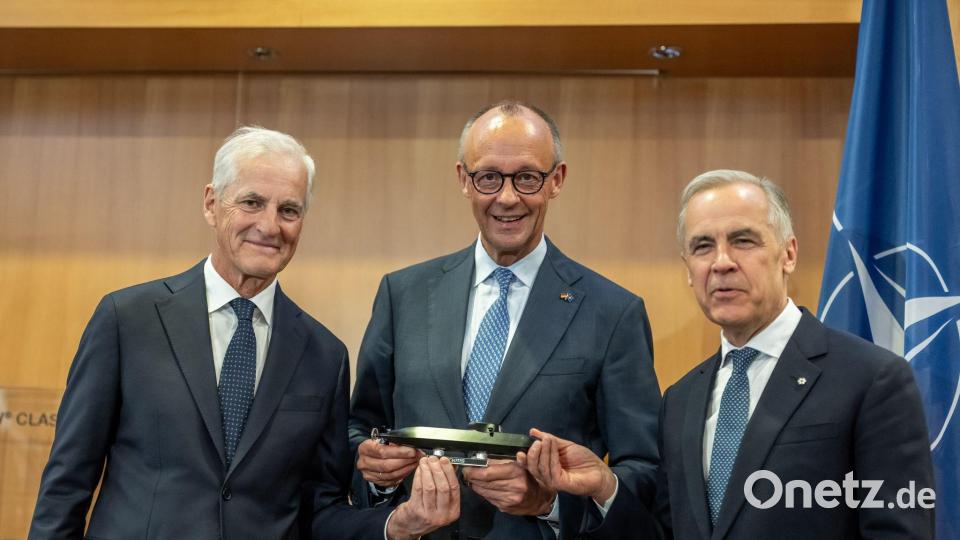 Kanzler Merz freut sich mit Kanadas Premier Mark Carney (l.) und dem Ministerpräsidenten von Norwegen, Jonas Gahr Støre (r.), über den U-Boot-Deal. Bild: Michael Kappeler/dpa-Pool/dpa