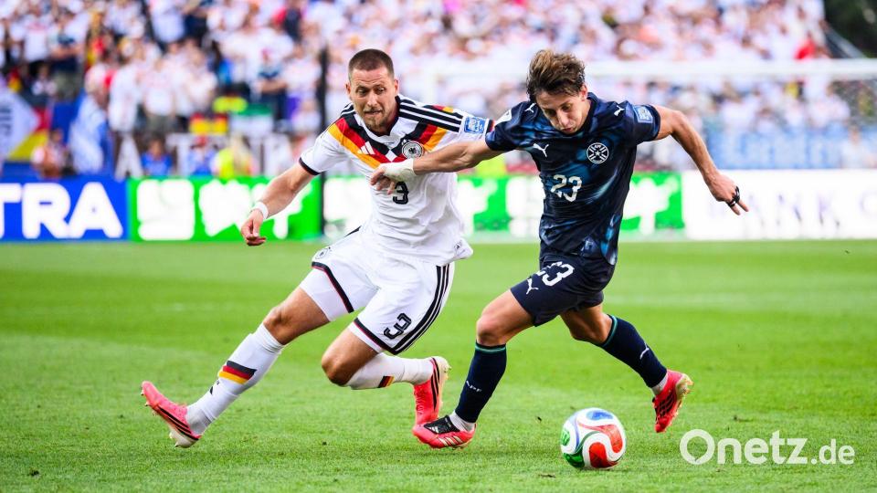 „Körperbetonter, intensiver, rustikaler“ - so sollen die Nationalspieler, hier Waldemar Anton beim WM-Aus gegen Paraguay, unter Jürgen Klopp agieren. (Archivbild) Bild: Tom Weller/dpa