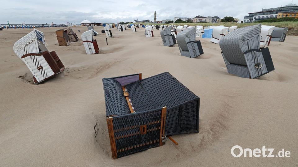 In Schieflage: Stürmisches Wetter an der Ostsee Bild: Bernd Wüstneck/dpa