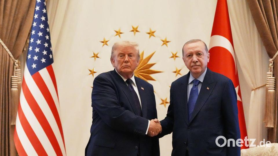 Wurde am Dienstagnachmittag vom türkischen Präsidenten Recep Tayyip Erdogan zum Gipfel begrüßt: US-Präsident Donald Trump. Bild: Alex Brandon/AP/dpa