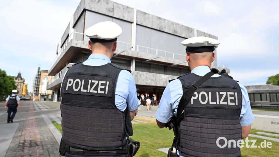 Am Bundesverfassungsgericht geht es um Befugnisse der Polizei. Bild: Uli Deck/dpa