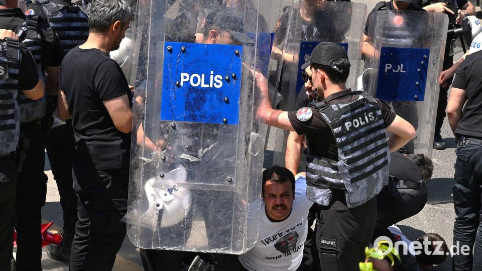 Die türkische Polizei greift hart durch. Bild: Ali Unal/AP/dpa