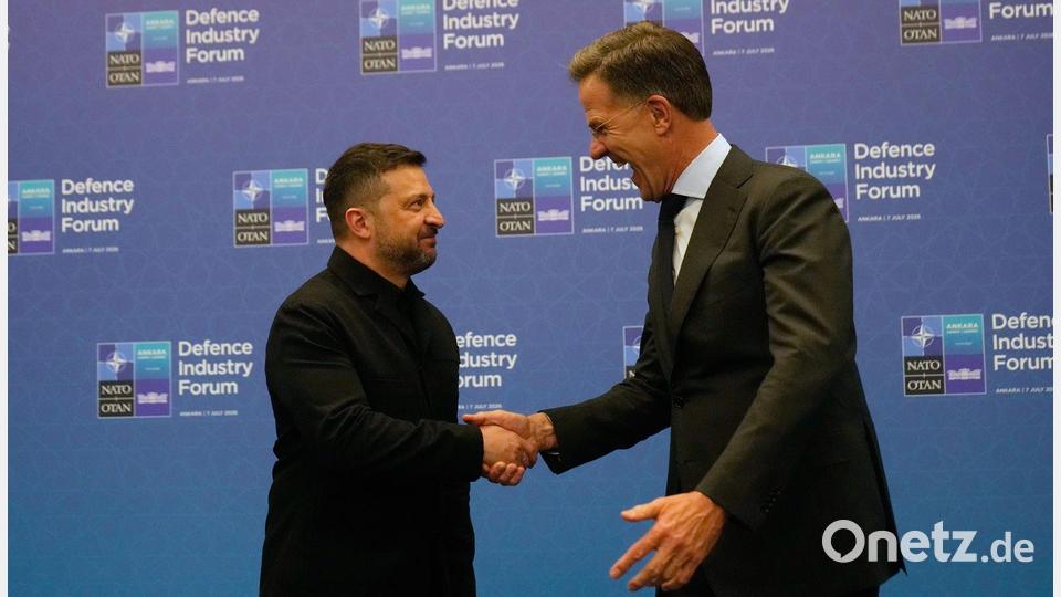 Der ukrainische Präsident Wolodymyr Selenskyj bietet der Nato Zusammenarbeit bei der Drohnenproduktion an. Bild: Hussein Malla/AP/dpa