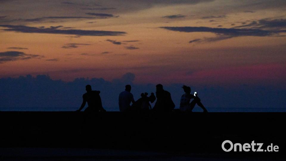 Leute sitzen während eines Stromausfalls auf dem Malecón in Havanna. Bild: Ramon Espinosa/AP/dpa