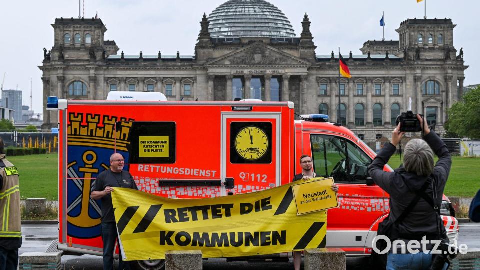 Oberbürgermeister und Kämmerer fuhren in einer Fahrzeugkolonne aus Feuerwehrautos und Rettungswagen nach Berlin. Bild: Jens Kalaene/dpa