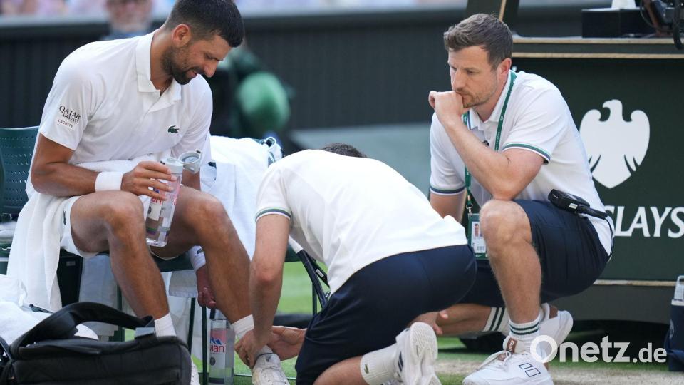 Novak Djokovic erhält medizinische Hilfe. Bild: Kirsty Wigglesworth/AP/dpa