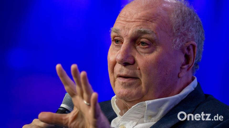 Uli Hoeneß wirbt für Per Mertesacker. (Archivild) Bild: Peter Kneffel/dpa
