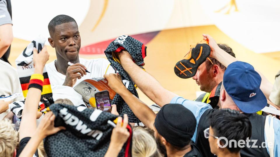 Nahm sich Zeit für Fans: Basketball-Kapitän Dennis Schröder. Bild: Daniel Löb/dpa