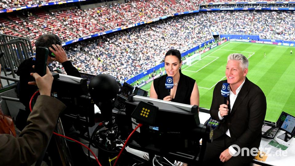 Bastian Schweinsteiger (r.) analysiert die WM als TV-Experte. (Archivbild) Bild: Federico Gambarini/dpa