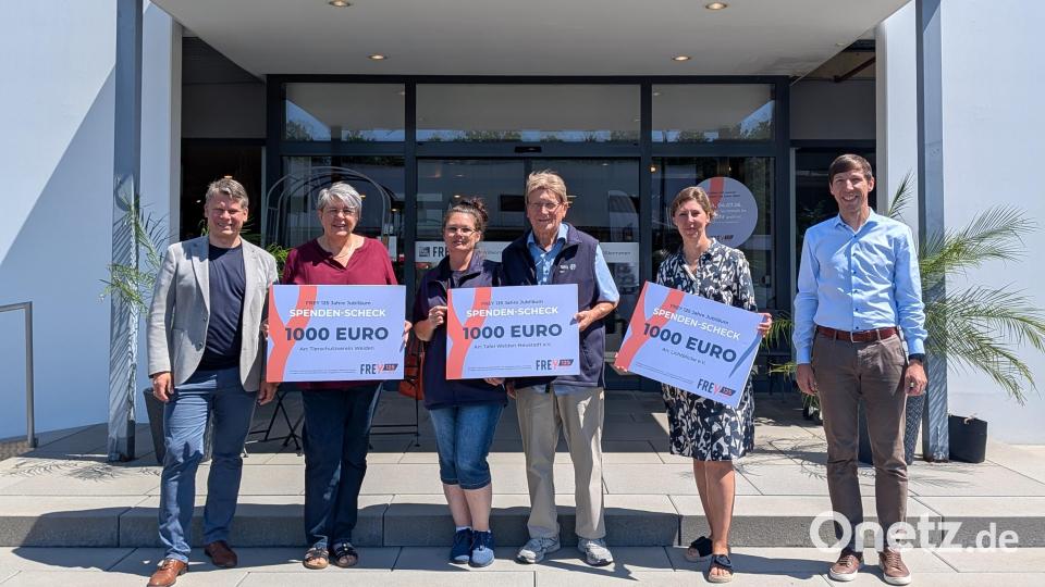 Über die Spenden von Frey freuten sich Mariele Junak (Zweite von links) für den Tierschutzverein, Diana Hermann und Rainer Sindersberger für die Tafel und Viola Vogelsang-Reichl für die Aktion Lichtblicke. Oberbürgermeister Benjamin Zeitler (links) dankte Hausleiter Christian Löw (rechts) für die Unterstützung und den Vereinen für ihr Engagement. Bild: Irina Buchmann