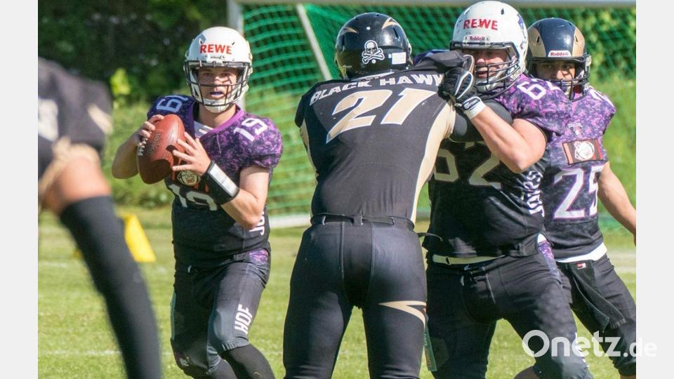 Marian Ludwig (links) wird beim American Football von seiner Offensive Line beschützt. Bild: Tom Seidel