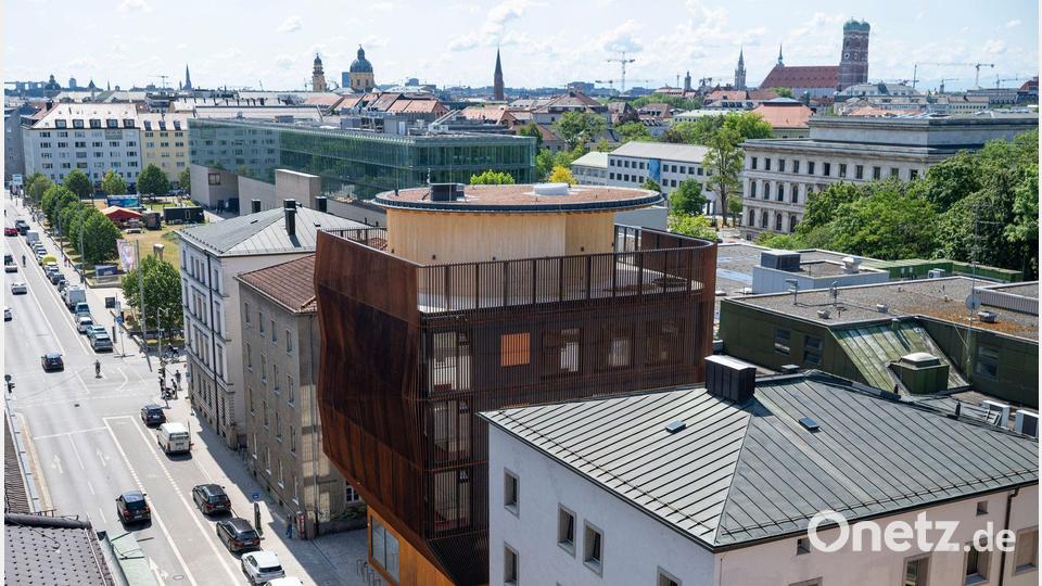 Mit ungewöhnlicher Architektur fügt sich die neue TUM-Kita von Francis Kere in das Museumsviertel ein. (Produktion) Bild: Peter Kneffel/dpa