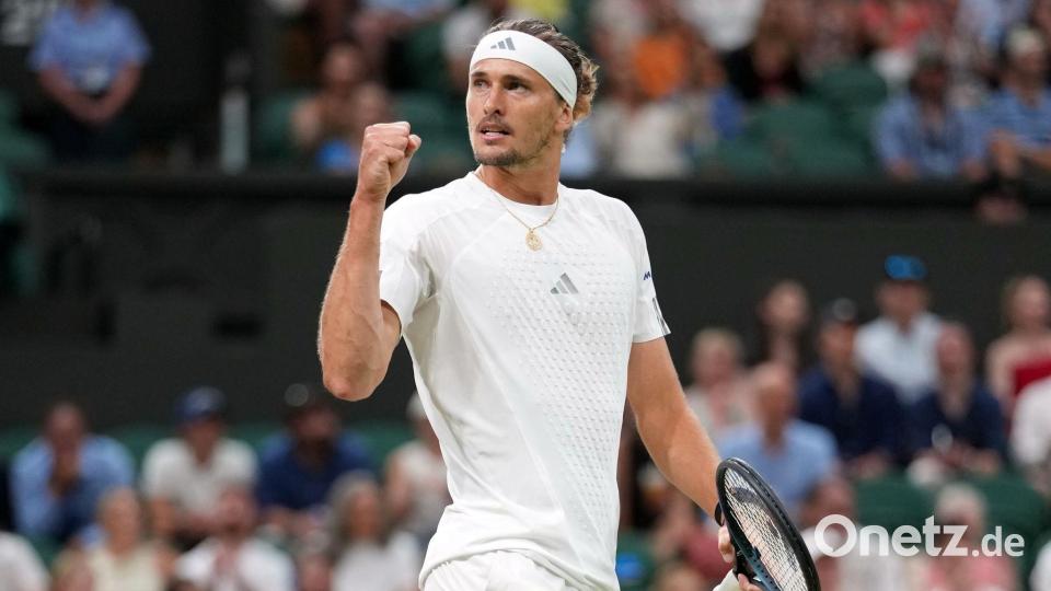 Alexander Zverev geht mit einer 2:0-Satzführung in die Fortsetzung seines Achtelfinals. Bild: Kirsty Wigglesworth/AP/dpa