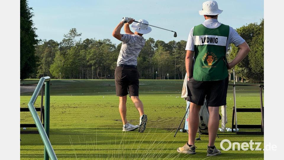 Marian Ludwig (links) mit seinem Caddie beim Terra Cotta Invitational, einem großen Turnier in Florida, beim Abschlag. Bild: Julia Prucker