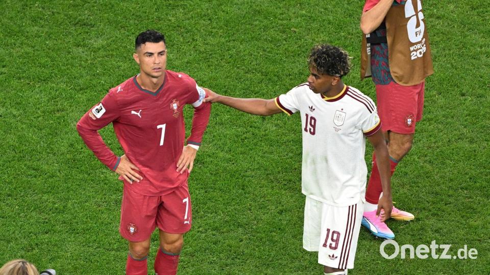 Spaniens Lamine Yamal (r) tröstet nach Spielende Cristiano Ronaldo. Bild: Cheng Min