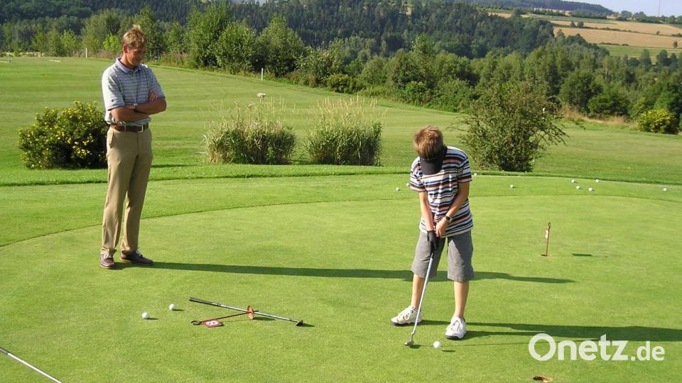 Marian Ludwig (rechts) bei seinen Anfängen beim GC Stiftland. Sein Lehrer und Mentor Matthew Gatrall hatte bereits früh einen genauen Blick auf seinen Schützling. Bild: Hanns Plechschmidt