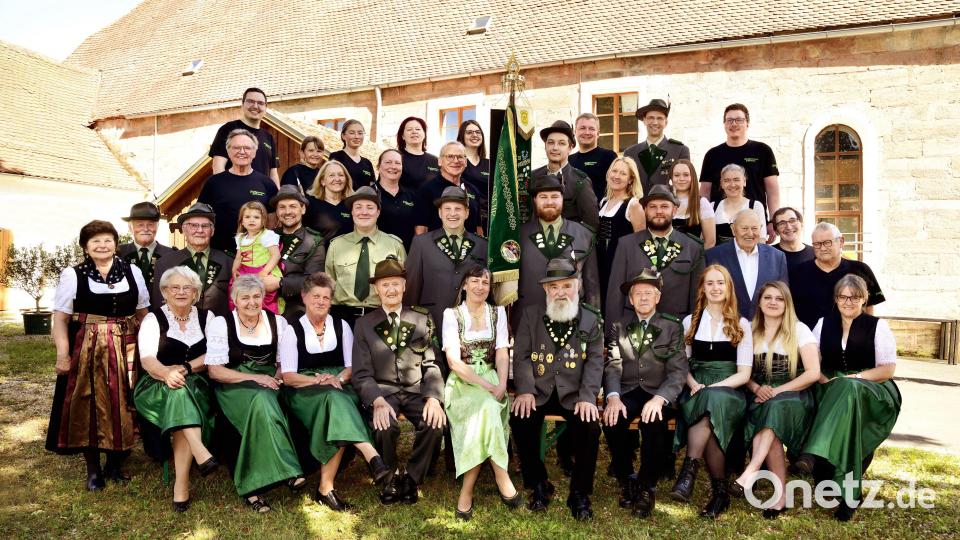Der aktuelle Vorstand und aktive Mitglieder des Schützenvereins Silberbach Löschwitz-Kaibitz freuen sich auf die Feierlichkeiten zum 70. Vereinsjubiläum. Bild: Altstadt Atelier
